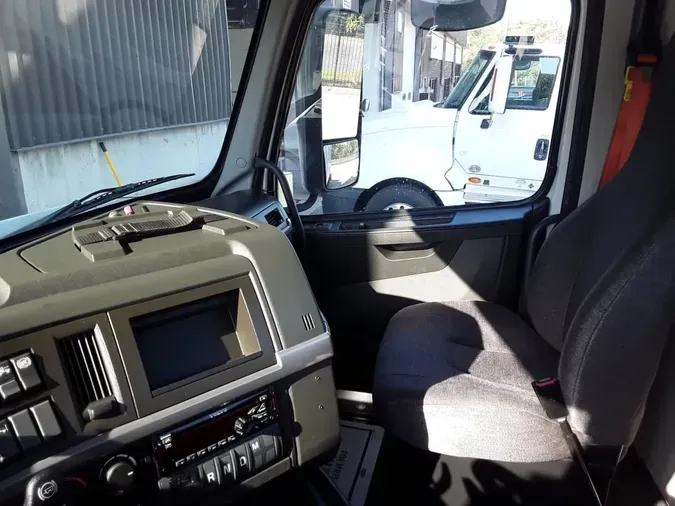 2019 VOLVO VNR42T 300