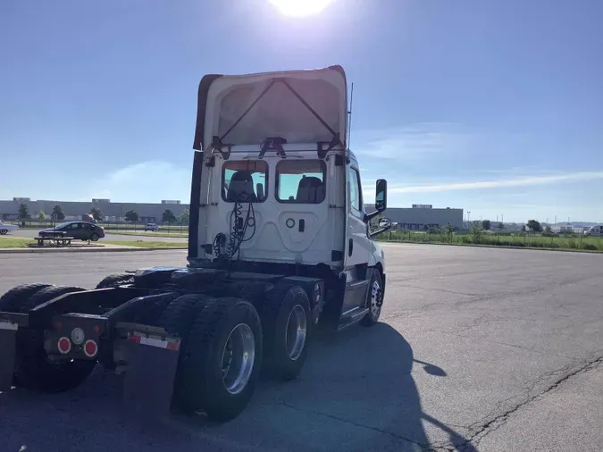 2020 Freightliner Cascadia 126