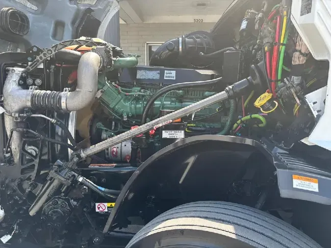 2019 VOLVO VNL64T740
