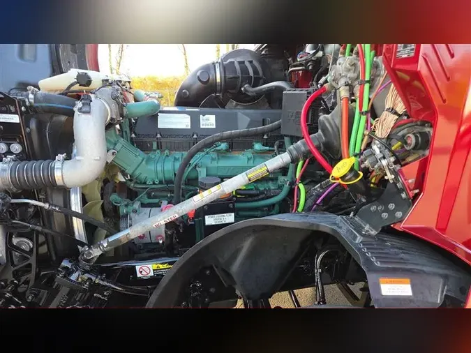 2022 VOLVO VNL64T300