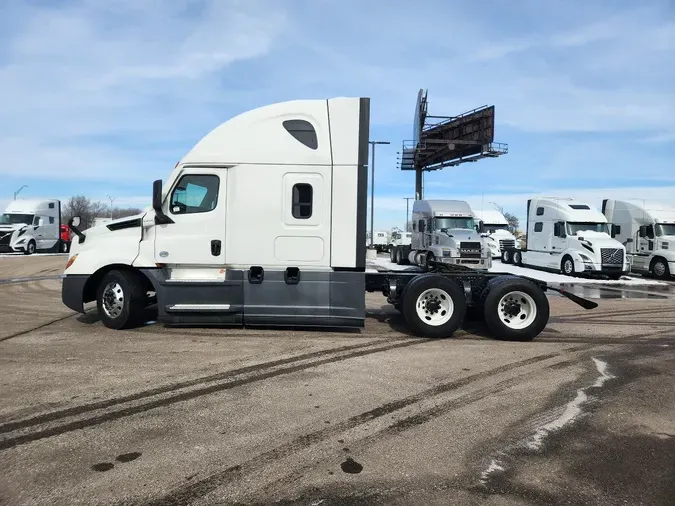 2021 FREIGHTLINER Cascadia 126