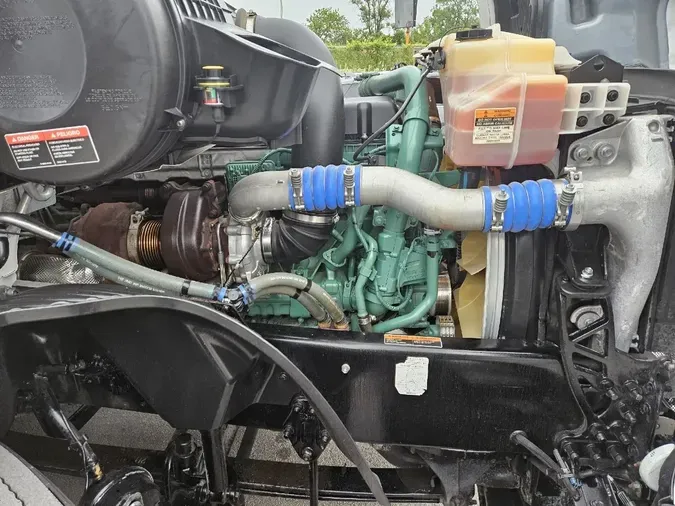 2024 VOLVO VNL64T760