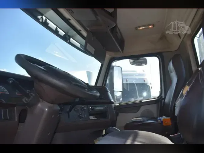 2014 VOLVO VNM64T200