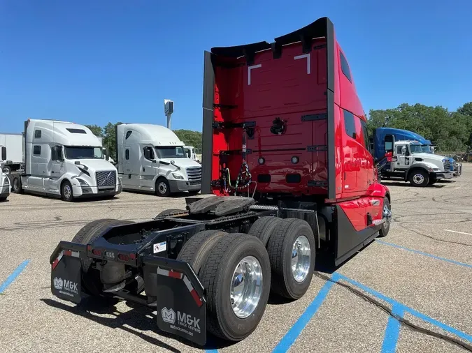 2025 VOLVO VNL64T860