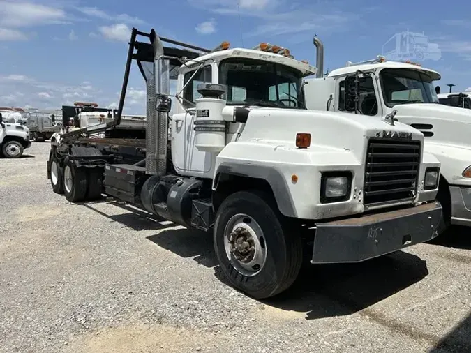 1992 MACK RD688S