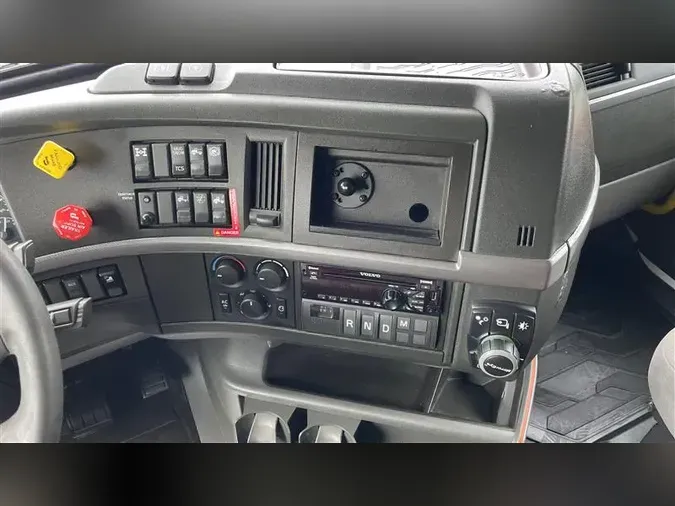 2021 VOLVO VNL740