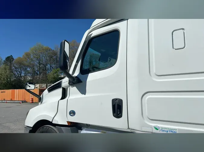 2021 Freightliner Cascadia 126