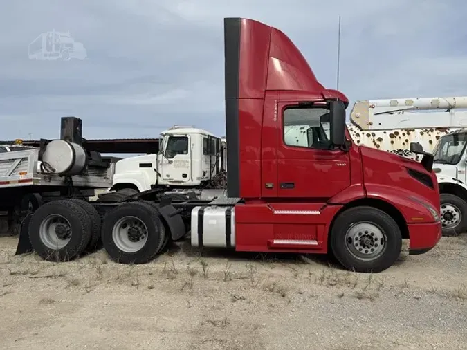 2020 VOLVO VNR64T300