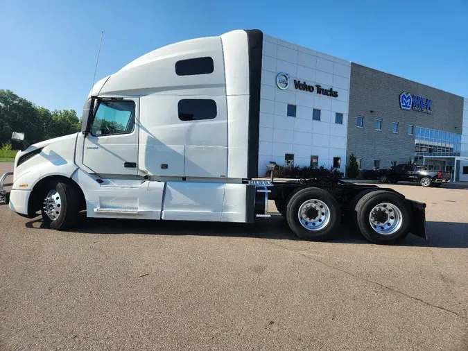 2023 VOLVO VNL64T760