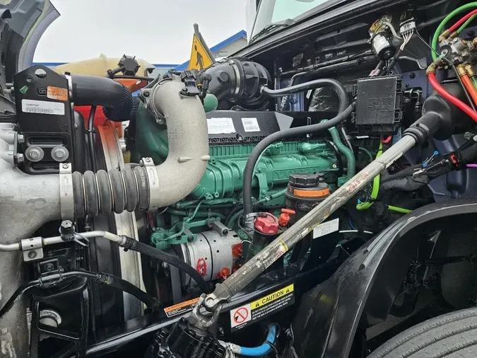 2025 VOLVO VNL64T860