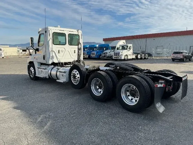 2018 Freightliner X12584ST