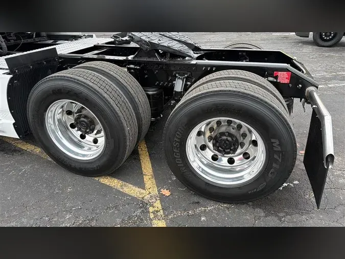 2022 VOLVO VNL64T860