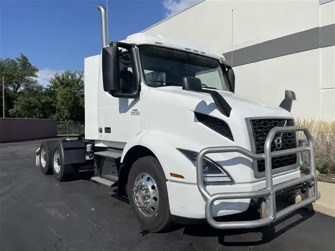 2022 VOLVO VNR64T300