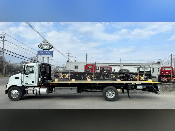 2024 Mack MD7 42R