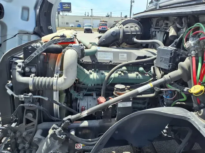 2019 VOLVO VNL64T-300