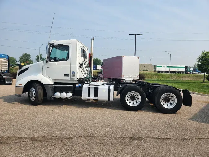 2019 VOLVO VNL64T300