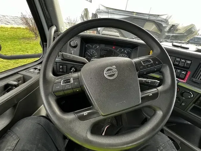 2019 VOLVO VNL300