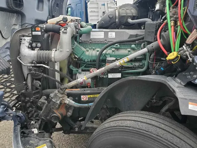 2025 VOLVO VNL64T860
