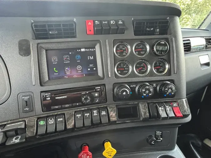 2023 Kenworth W990