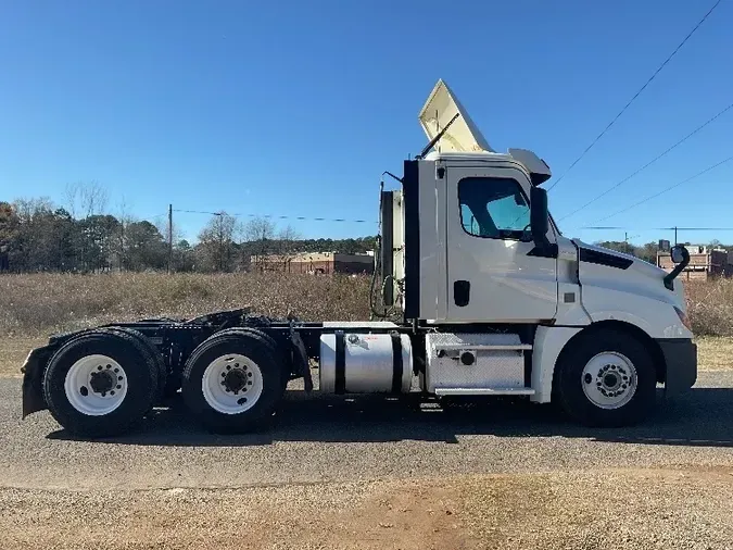 2018 Freightliner T12664ST