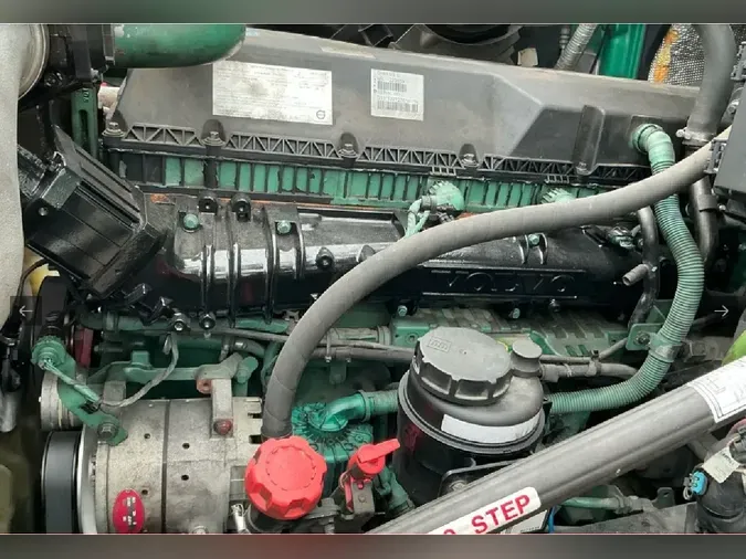 2021 VOLVO VNL64T760