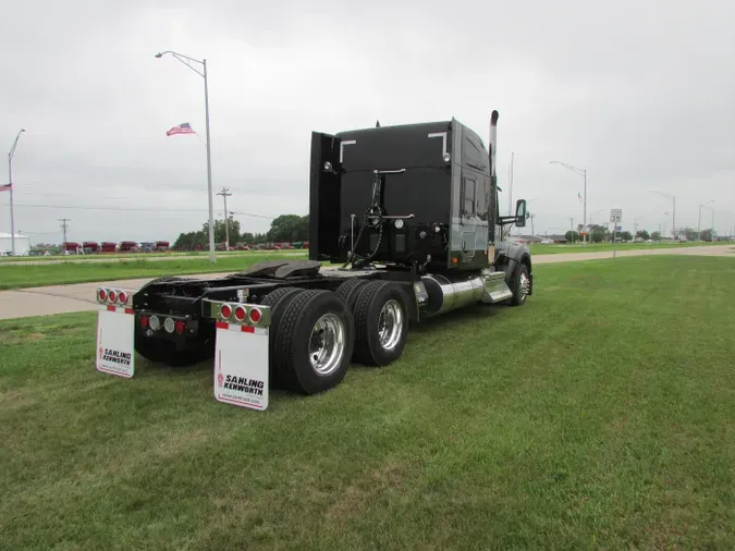 2023 Kenworth W990