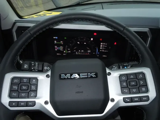 2026 MACK Pioneer Daycab1535eb2fff09efcf2c7466677808bfab