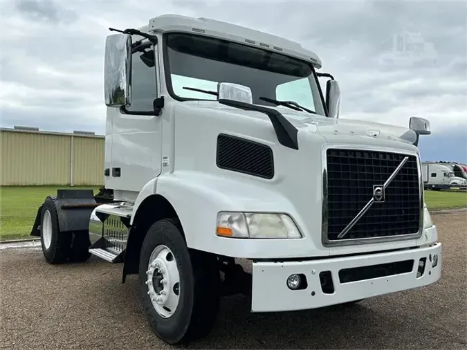 2015 VOLVO VNM42T200