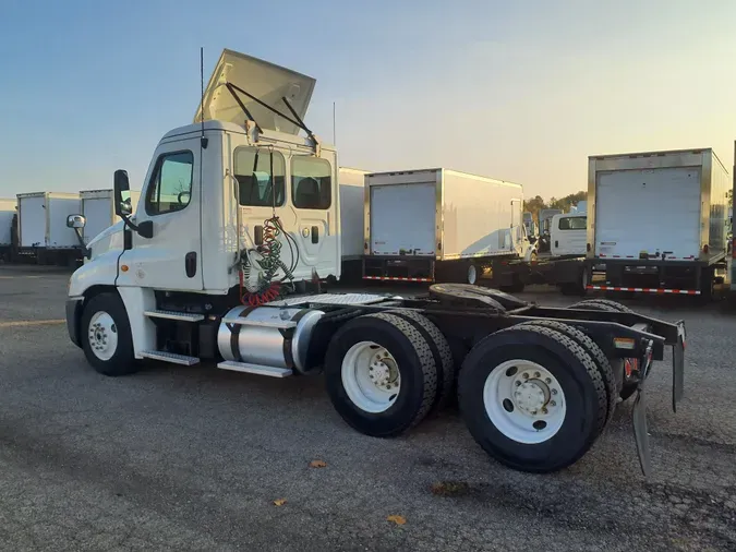 2015 FREIGHTLINER/MERCEDES CASCADIA 125