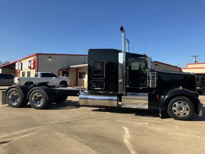 2023 Kenworth W900L