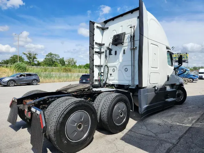 2021 FREIGHTLINER Cascadia 126