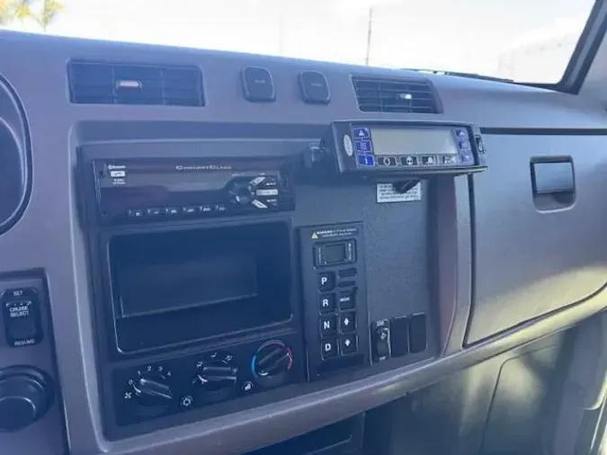 2018 Peterbilt 325