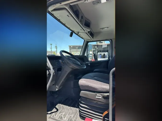 2019 VOLVO VNL64T-300