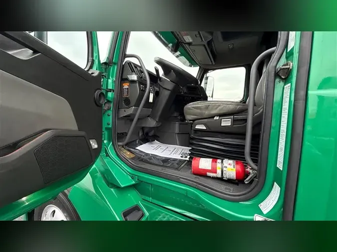 2021 VOLVO VNL86015833c09f2ae99ad7cd74269d2fe68b6