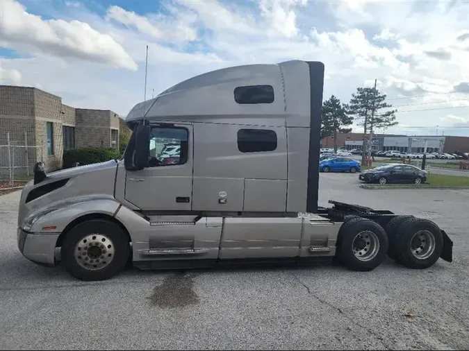 2021 VOLVO VNL760