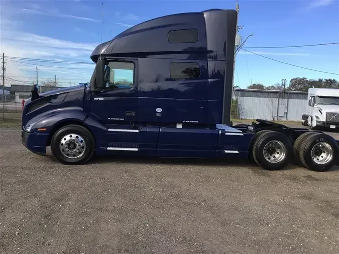 2021 VOLVO VNL760