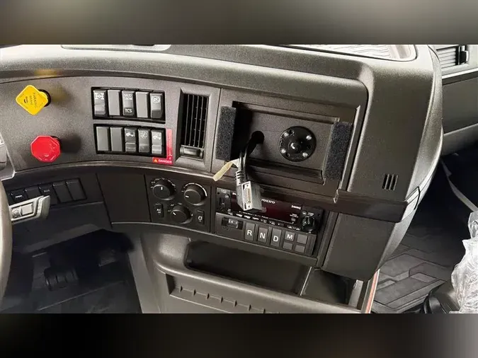 2022 VOLVO VNL64T860