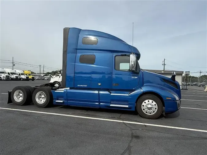 2021 VOLVO VNL760