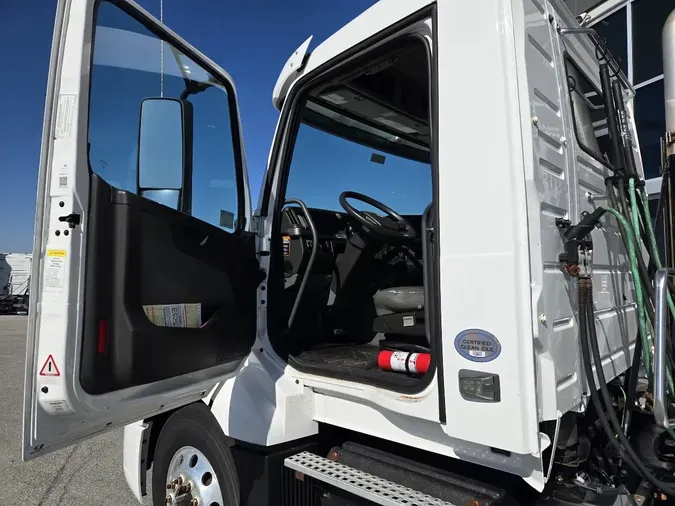 2021 VOLVO VNL64T300