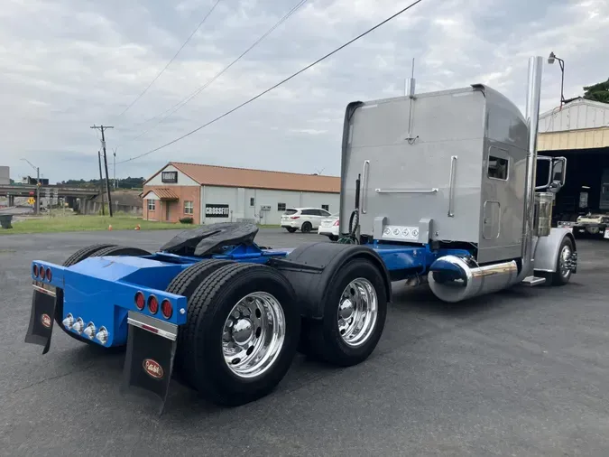 2023 Peterbilt 389