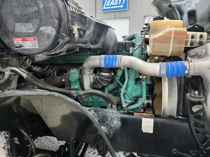 2022 VOLVO VNL64T760