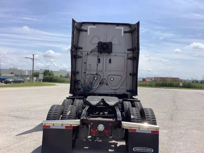 2021 Freightliner Cascadia 126