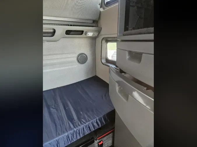2023 VOLVO VNL64T860