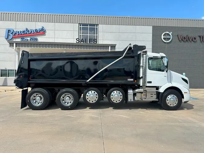 2020 VOLVO VNR64300