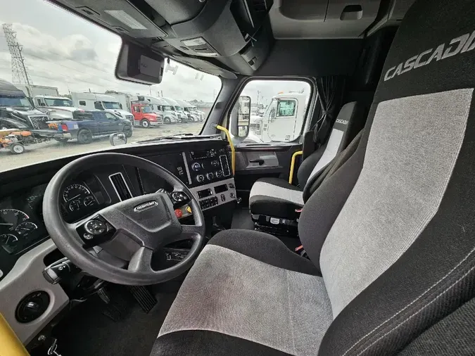 2021 FREIGHTLINER CASCADIA CA126