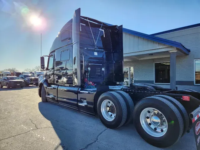 2023 VOLVO VNL64T860