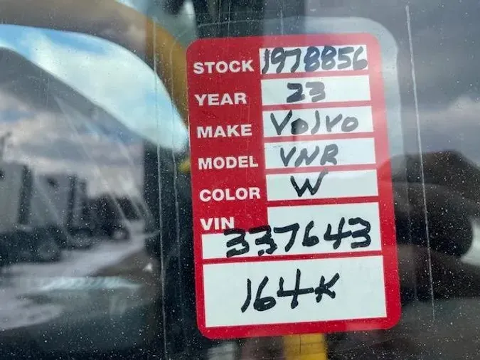 2023 Volvo VNR64T400