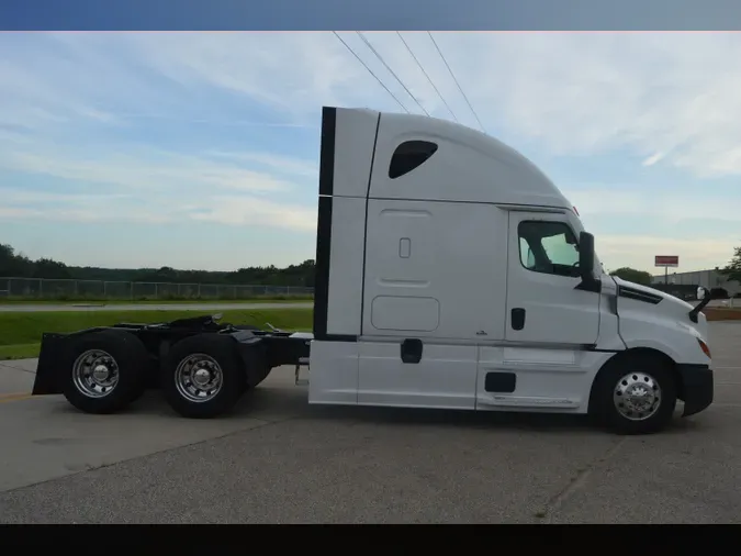 2022 FREIGHTLINER Cascadia 126