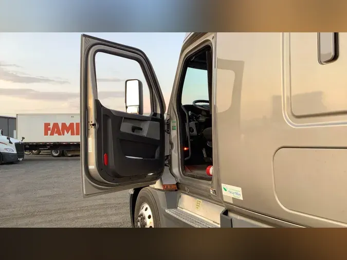2021 Freightliner Cascadia 126