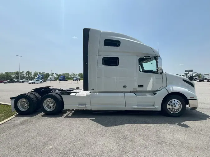 2023 VOLVO VNL860